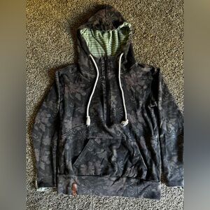 Cute floral ampersand avenue half zip size small
